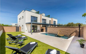 2 Bedroom Stunning Home In Peroj